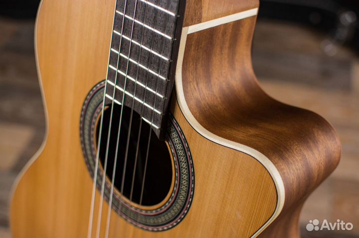 Классическая гитара со звукоснимателем Alhambra +