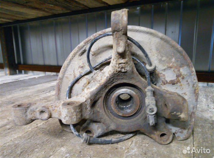 Кулак (цапфа) передний правый Mitsubishi Colt 2008