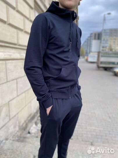 Мужской спортивный костюм