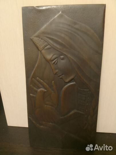 Чеканка медная Женщина с голубем