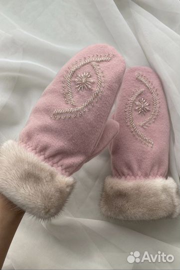 Варежки кашемировые меховые розовые с вышивкой