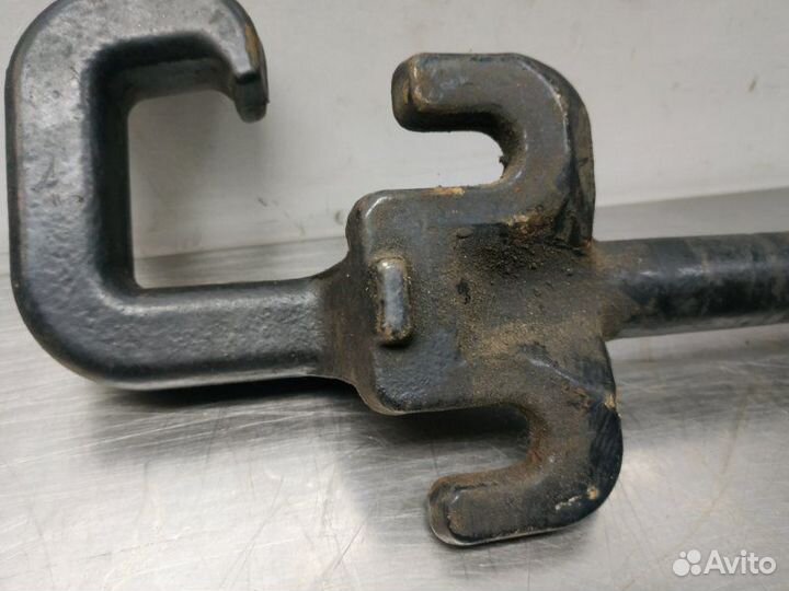 Крюк буксировочный левый Jeep Grand Cherokee WK2