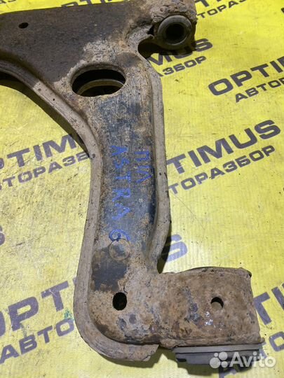 Передний левый рычаг Opel Astra G