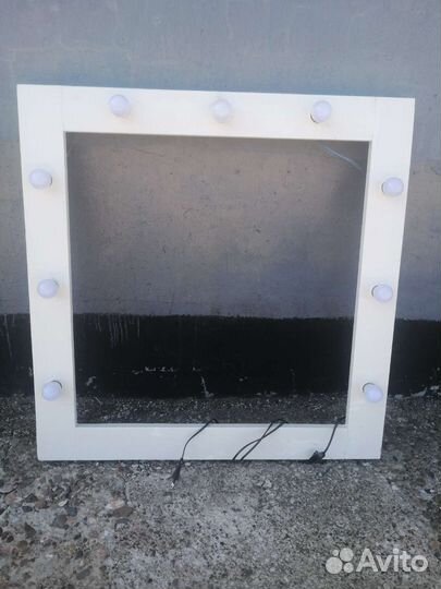 Гримерное зеркало с лампочками