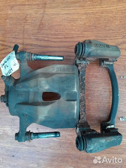 Суппорт передний левый Toyota Corolla 150