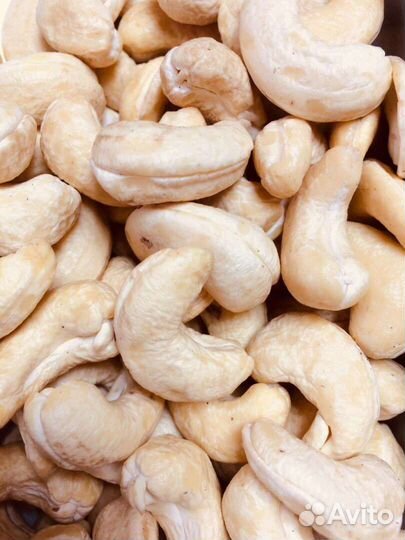 Манго, ананас, орехи, конфеты, лангустины