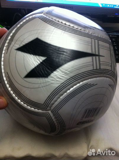 Футбольный мяч крутой