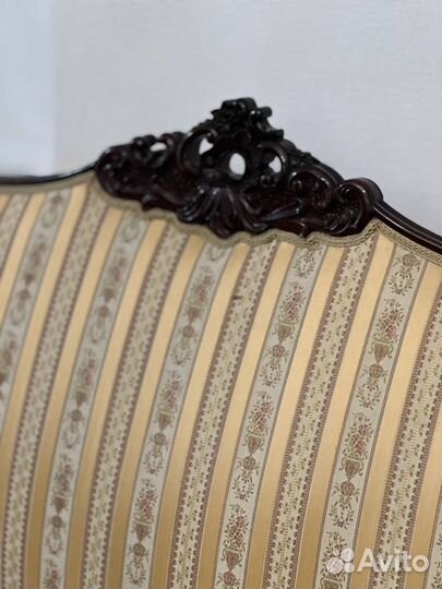 Антикварный диван