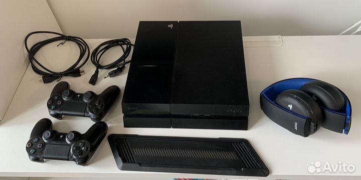 Sony Playstation 4 (PS4) + 2 джойстика + 30 игр