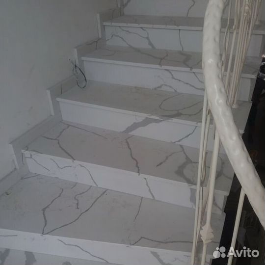 Лестница из камня кварцевый агломерат