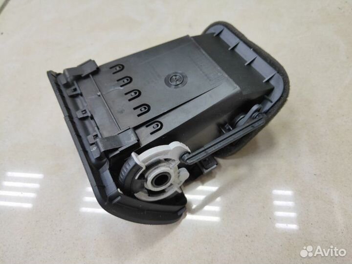 Дефлектор воздуховода правый Volkswagen Passat B6