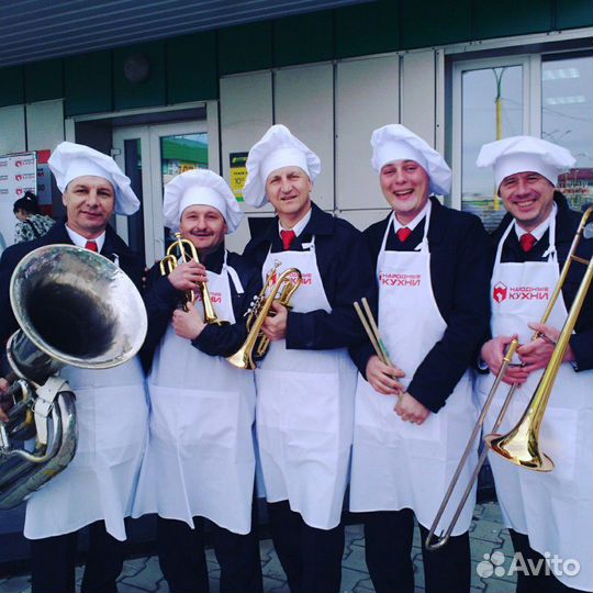 Оркестр под окнами любимой