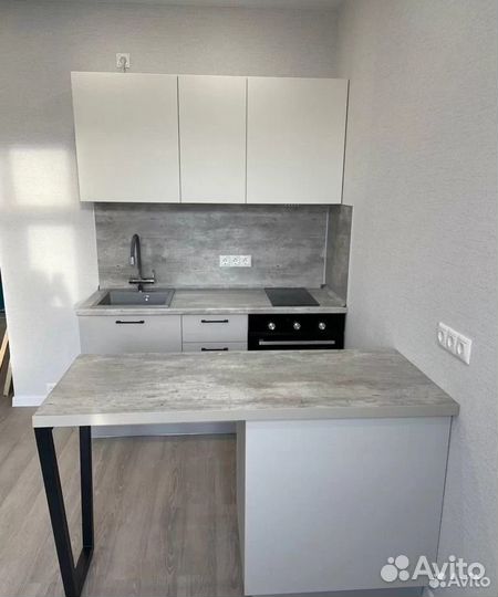 Кухня небольшая с островом