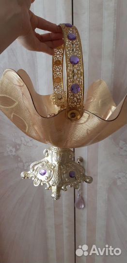 Ваза корзина в золотом цвете с сиреневыми камнями