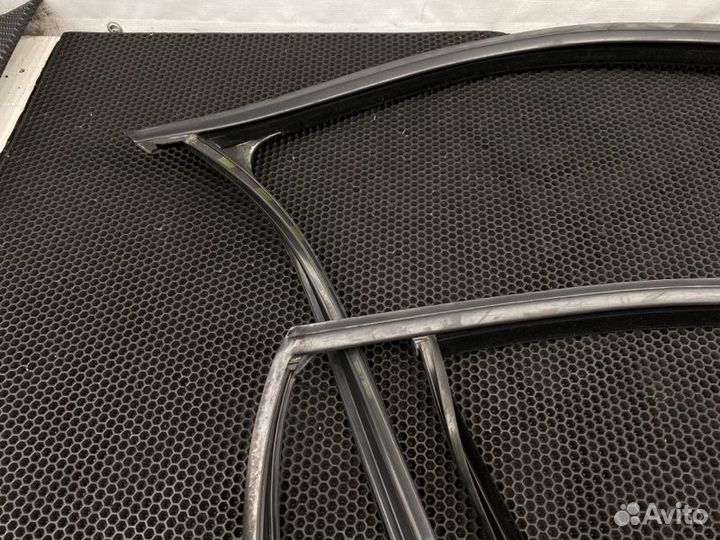 Уплотнитель стекла Mercedes-Benz E-Class W212