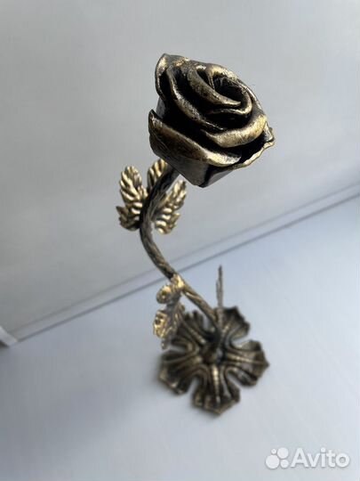 Роза металлическая на подставке