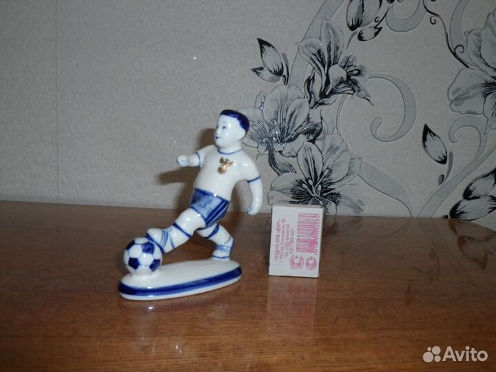 Статуэтка футболист