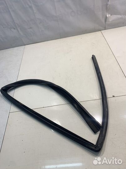 Уплотнитель стекла (задний, правый)