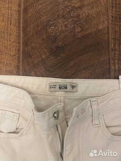 Джинсы молочные