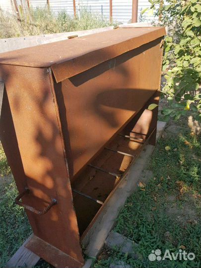 Бункерная кормушка для свиней