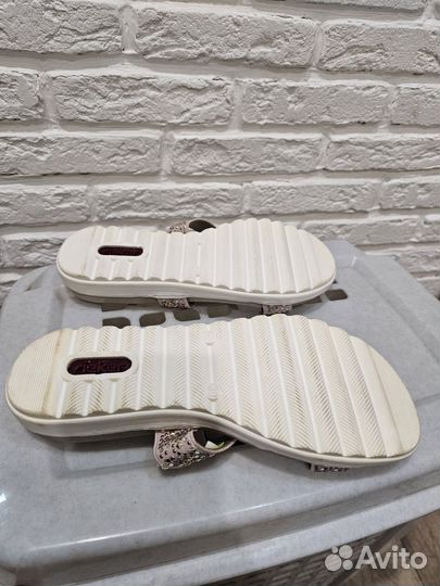 Шлепки женские новые
