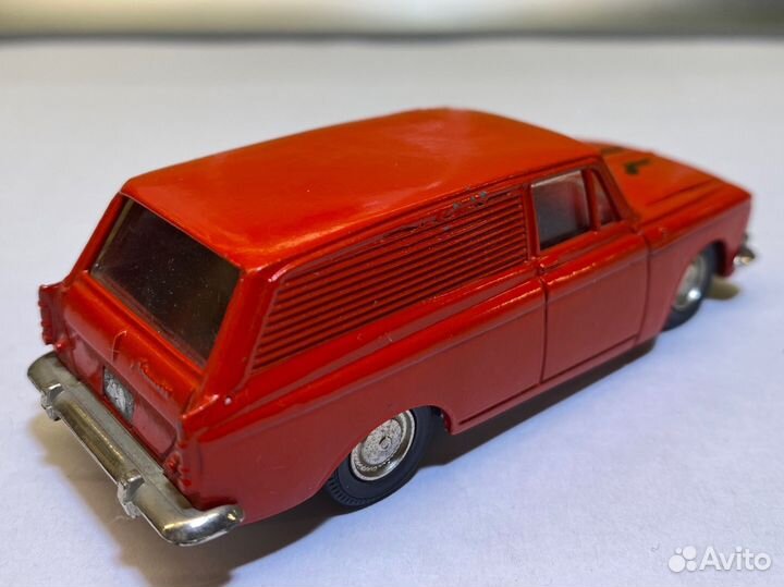 Москвич А6 без ми (красный салон, 3 зажима)