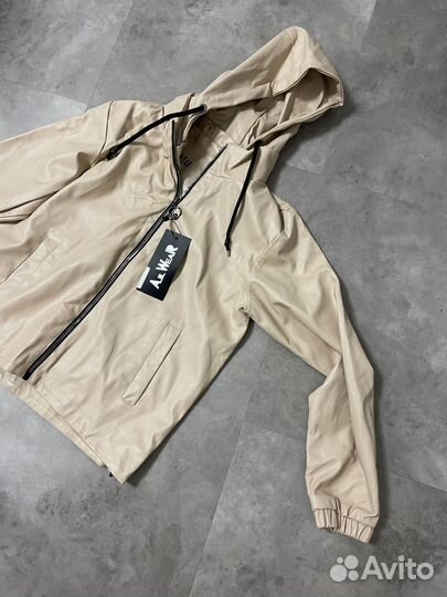 Ветровка женская весна с капюшоном короткая кожана