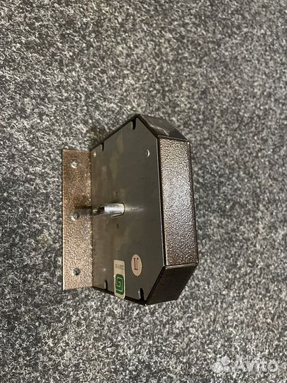 Замок дверной накладной