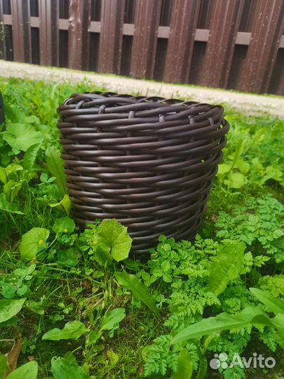 Кашпо из искусственного ротанга