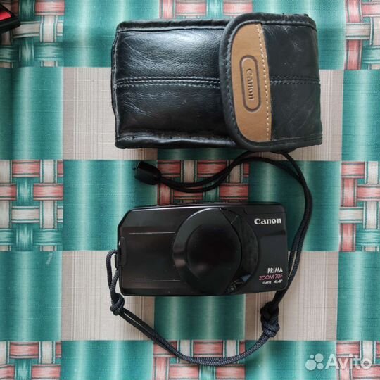 Плёночные фотоаппараты Canon и Polaroid