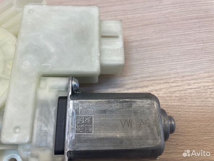 Мотор стеклоподъемника передний правый Skoda Rapid