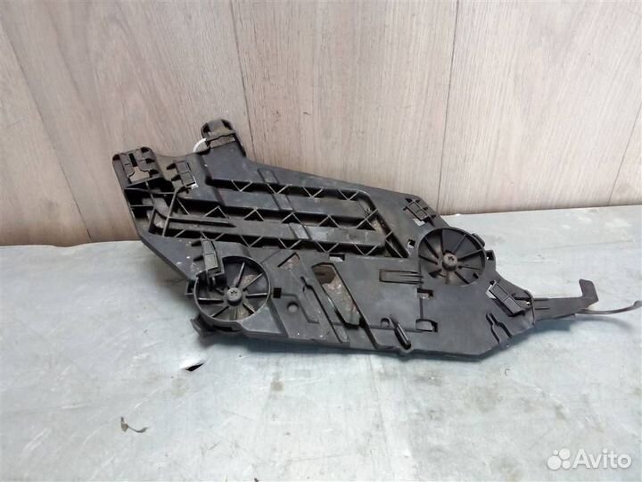 Кронштейн фар правый от Skoda Octavia (A5 1Z) 20