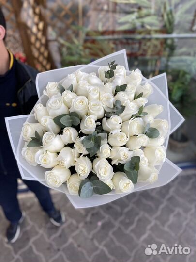 Букет из роз и эвкаплипта