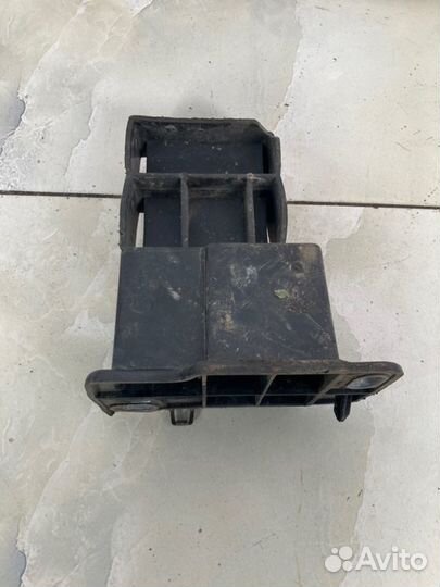 Кронштейн бампера передний левый Renault Captur J5