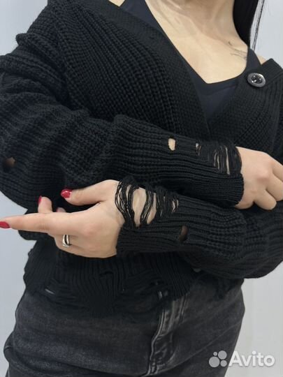 Женский кардиган рваный чёрный укороченный