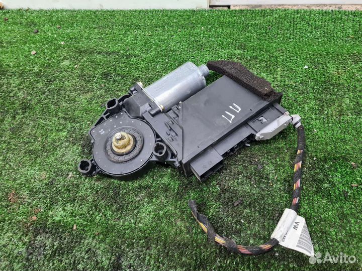 Моторчик стеклоподъемника передний правый Touareg