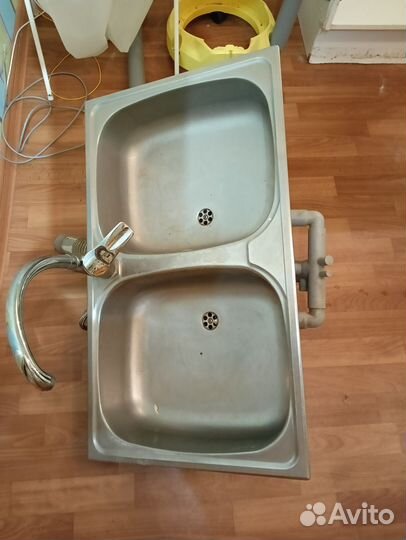 Кухонная мойка двойная со смесителем