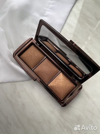 Hourglass ambient lighting palette volume 3