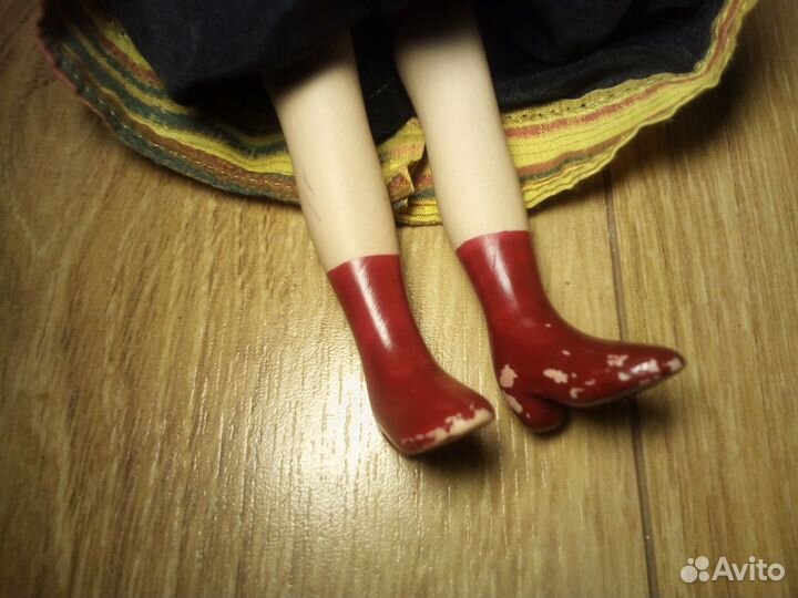 Кукла фарфоровая