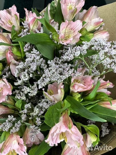 Букет альстромерии и лимониум