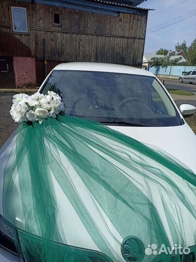 Украшение на авто в изумрудном цвете