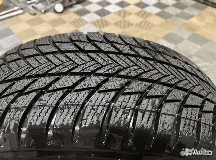 Bridgestone Blizzak LM-001 225/60 R17 99H