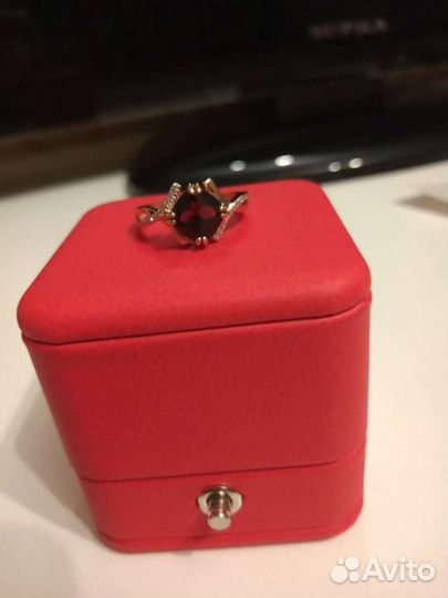 Золотое кольцо с гранатом