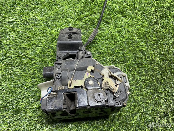 Замок двери задней правой Volkswagen Passat (B5)