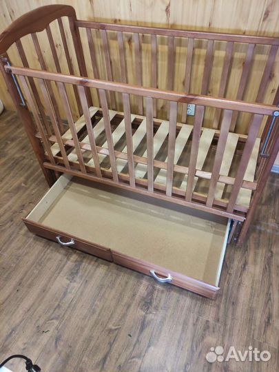 Детская кроватка с маятником и ящиком