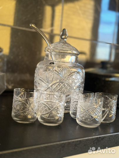 Хрустальные стаканы и графин