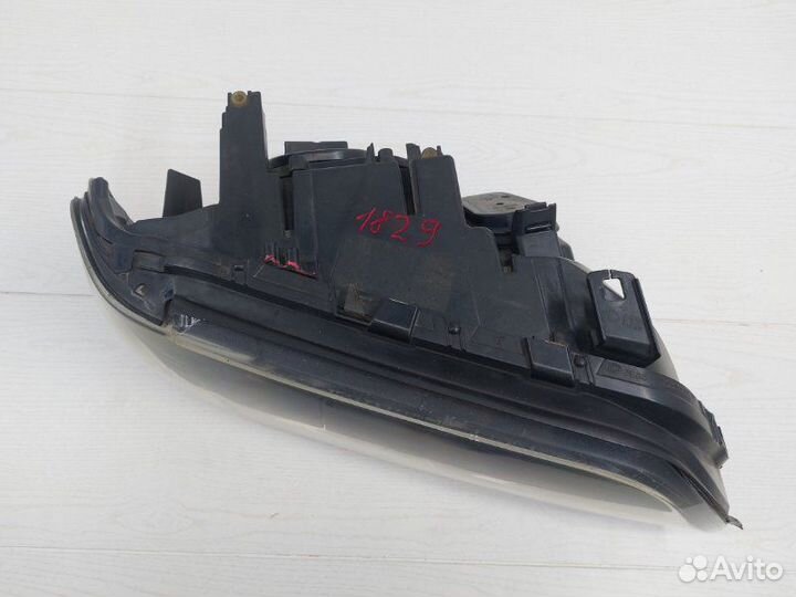 Фара ксеноновая правая