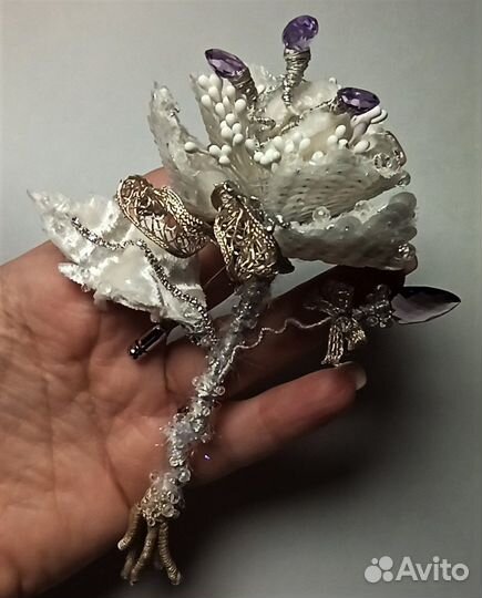 Брошь кутюрный цветок белый с аметистами и кварцем