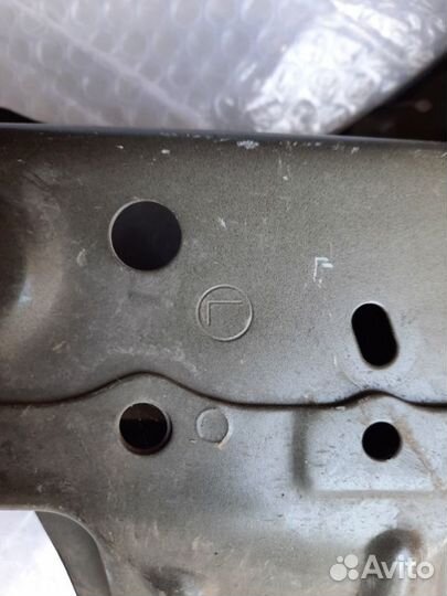 Левая часть телевизра передняя левая Toyota Land