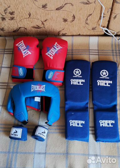 Шлем, боксерские перчатки и защита голени